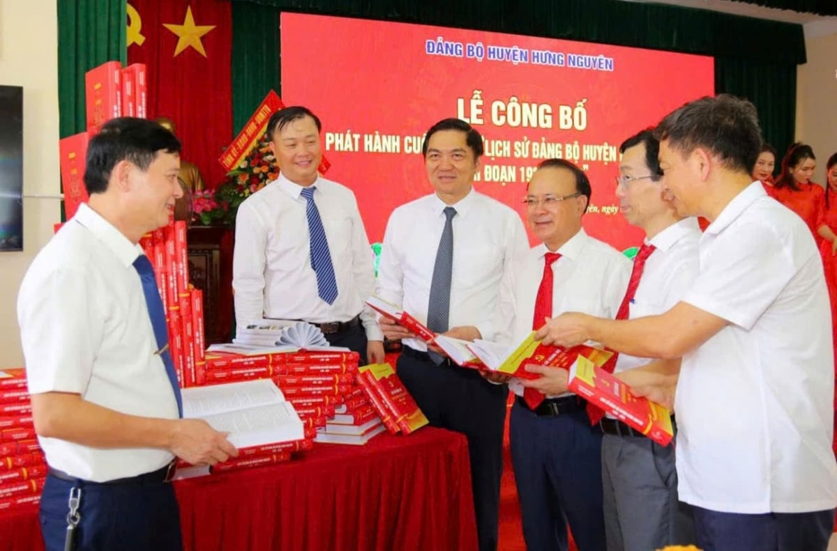 Lãnh đạo tỉnh Nghệ An xem cuốn 'Lịch sử Đảng bộ huyện Hưng Nguyên giai đoạn 1930 - 2025. Ảnh: Hữu Hà. Lãnh đạo tỉnh Nghệ An xem cuốn 'Lịch sử Đảng bộ huyện Hưng Nguyên giai đoạn 1930 - 2025. Ảnh: Hữu Hà.