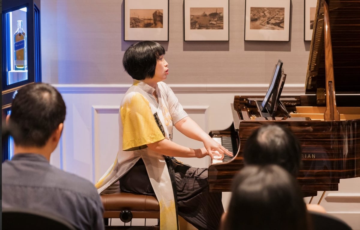 Khoảnh khắc tập trung tuyệt đối vào âm nhạc khi trình diễn của nghệ sĩ piano Bích Trà. Khoảnh khắc tập trung tuyệt đối vào âm nhạc khi trình diễn của nghệ sĩ piano Bích Trà.