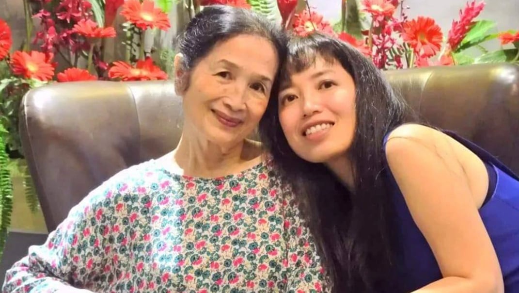 Bích Trà bên mẹ - NSND Trà Giang. Ảnh: Báo Tuổi trẻ. Bích Trà bên mẹ - NSND Trà Giang. Ảnh: Báo Tuổi trẻ.