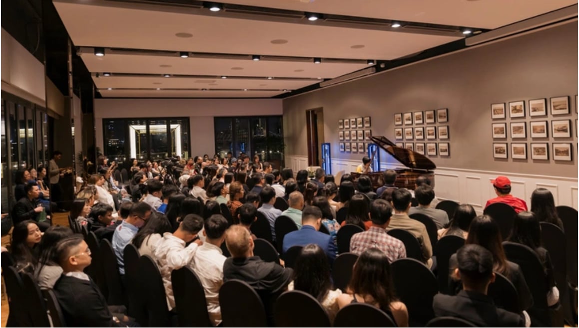 Nghệ sĩ piano Bích Trà trình diễn tại TP.HCM nhân dịp ra mắt CD mới. Nghệ sĩ piano Bích Trà trình diễn tại TP.HCM nhân dịp ra mắt CD mới.