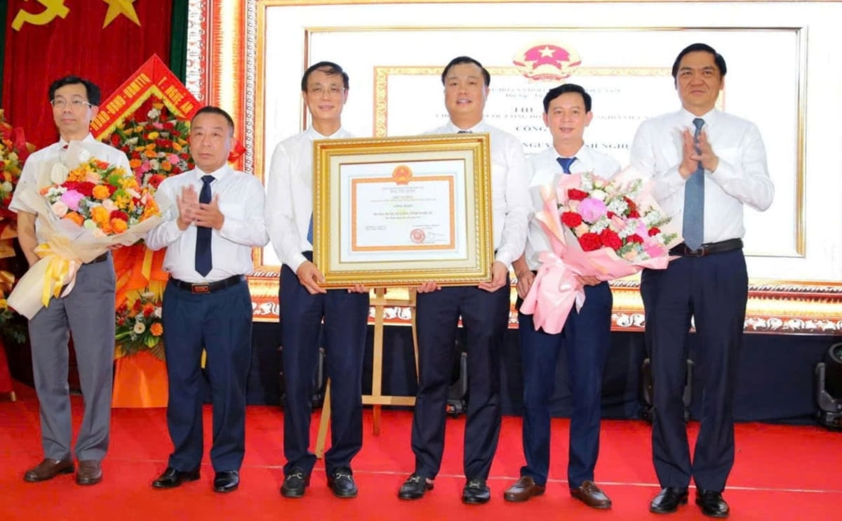 Trao bằng công nhận đạt chuẩn nông thôn mới năm 2023 cho Đảng bộ, chính quyền và nhân dân huyện Hưng Nguyên. Ảnh: Hữu Hà. Trao bằng công nhận đạt chuẩn nông thôn mới năm 2023 cho Đảng bộ, chính quyền và nhân dân huyện Hưng Nguyên. Ảnh: Hữu Hà.