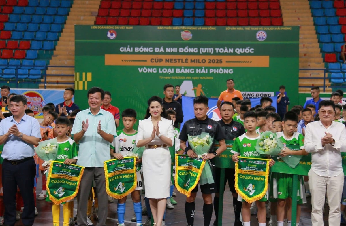 Trao cờ lưu niệm cho các đội bóng tham dự giải. Ảnh: Hoàng Phong. Trao cờ lưu niệm cho các đội bóng tham dự giải. Ảnh: Hoàng Phong.