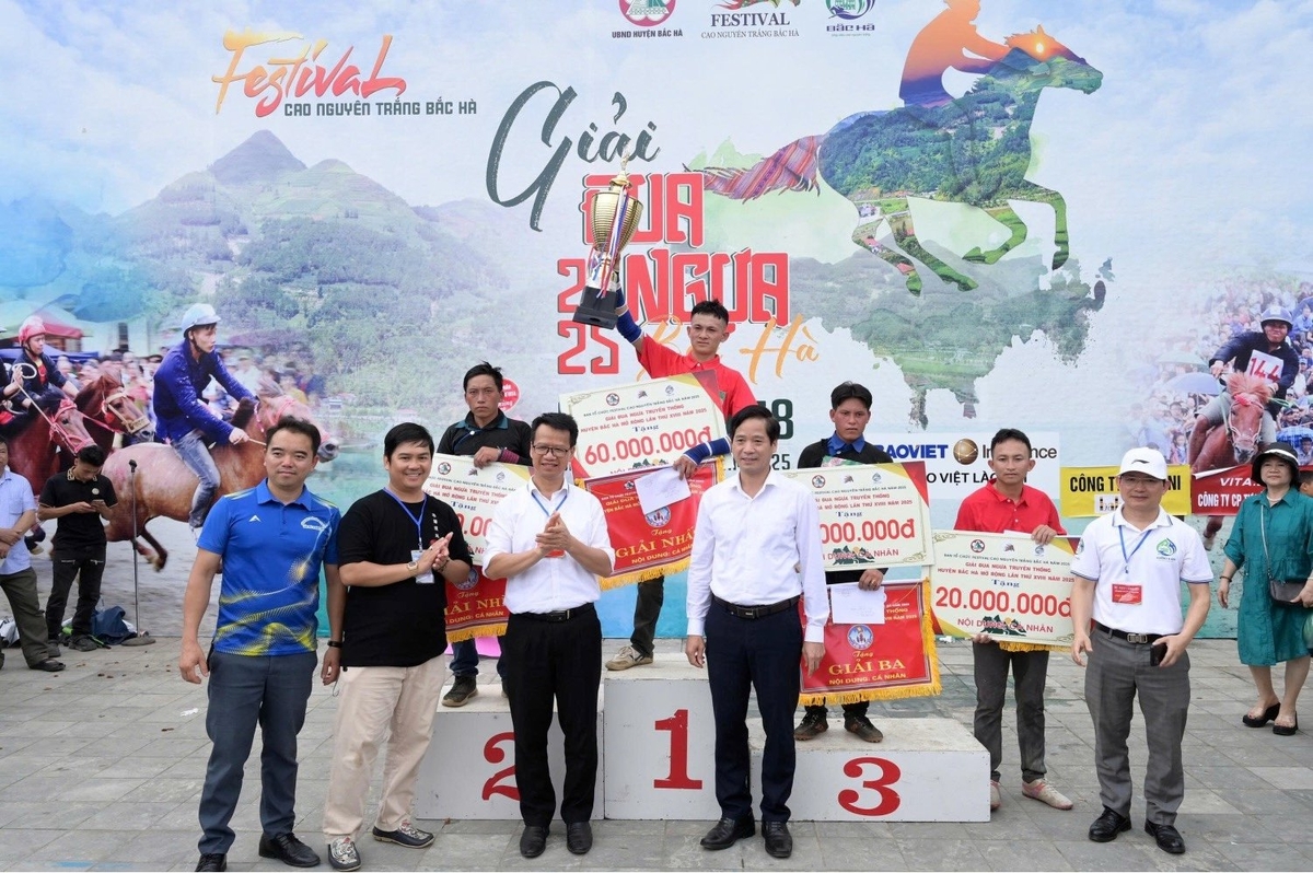 Ban tổ chức trao giải cho các nài ngựa. Ảnh: Bích Hợp. Ban tổ chức trao giải cho các nài ngựa. Ảnh: Bích Hợp.