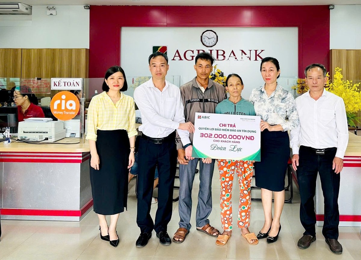 Đại diện Bảo hiểm Agribank trao số tiền hơn 300 triệu đồng cho người thân ông Đoàn Lực. Ảnh: ABIC.