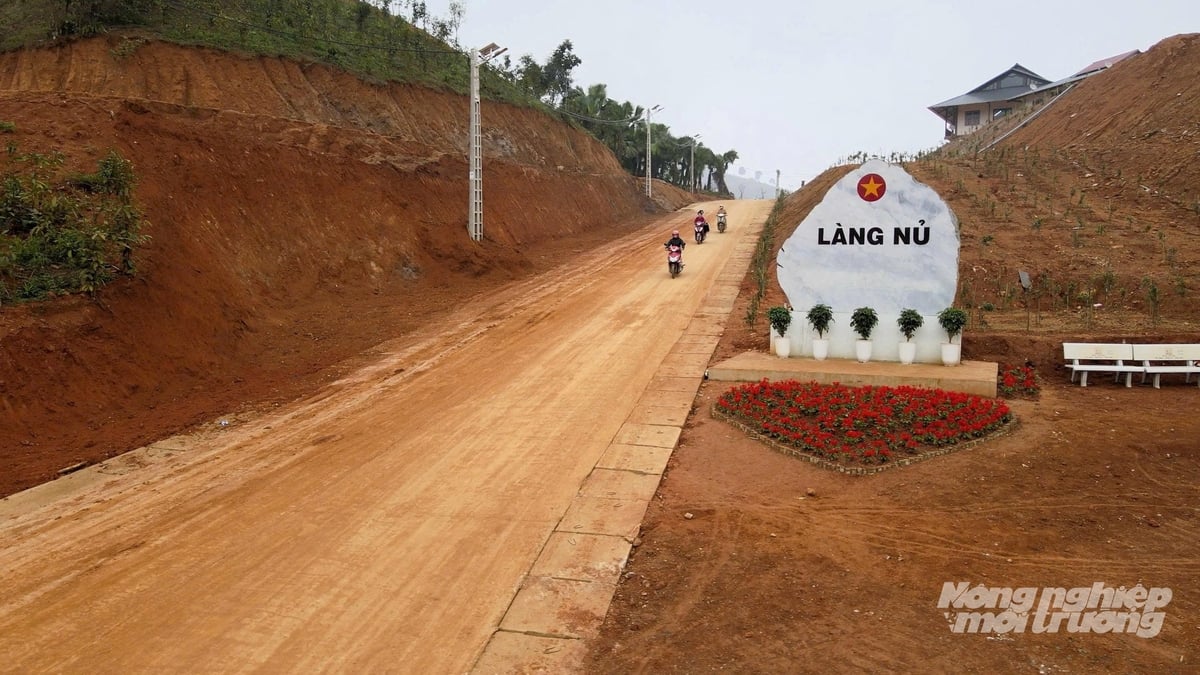 Cổng vào Làng Nủ, xã Phúc Khánh, huyện Bảo Yên, tỉnh Lào Cai sau tái thiết, con đường đất đỏ đã được mở rộng, kiên cố, dẫn lối vào khu dân cư mới khang trang. Ảnh: Duy Học.