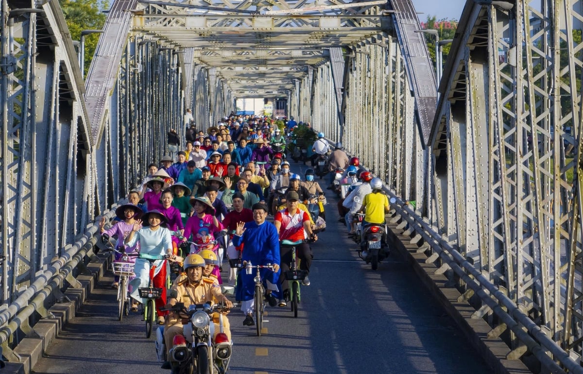 Mang áo dài đạp xe vì môi trường ở Huế. Ảnh: Hoàng Dinh. Mang áo dài đạp xe vì môi trường ở Huế. Ảnh: Hoàng Dinh.