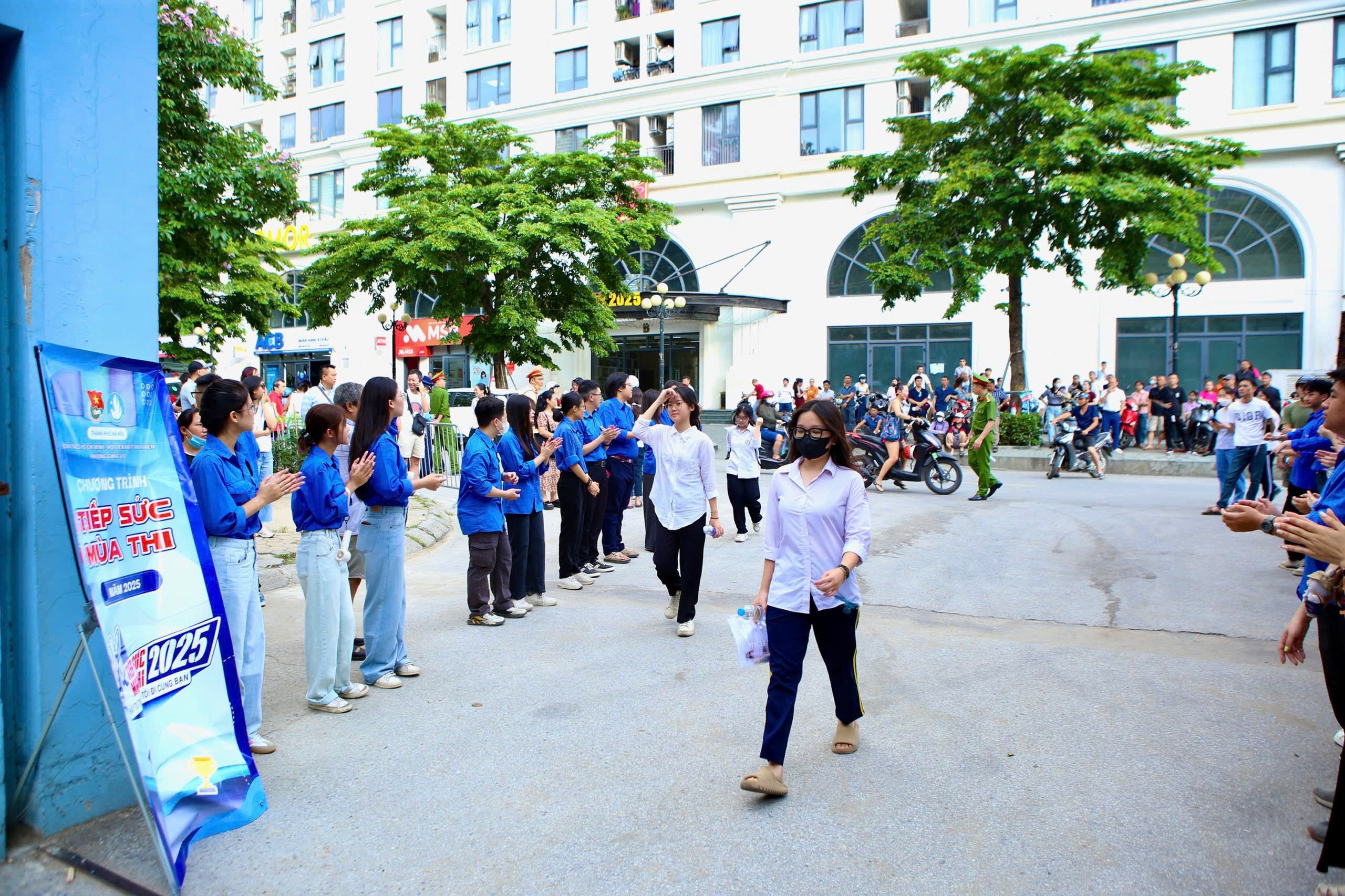 Có 420 em vắng mặt trong buổi thi đầu tiên và 12 em cần được hỗ trợ trong quá trình làm bài do gặp vấn đề về sức khỏe. Ảnh: Phượng Nguyễn. Có 420 em vắng mặt trong buổi thi đầu tiên và 12 em cần được hỗ trợ trong quá trình làm bài do gặp vấn đề về sức khỏe. Ảnh: Phượng Nguyễn.