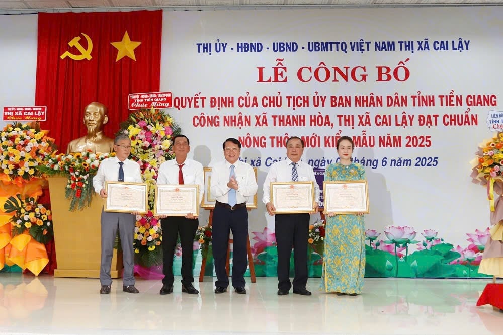Ông Phạm Văn Trọng, Phó Chủ tịch UBND tỉnh Tiền Giang trao bằng khen cho các cá nhân có nhiều đóng góp xây dựng xã Thanh Hòa đạt chuẩn nông thôn mới kiểu mẫu. Ảnh: Minh Đảm. Ông Phạm Văn Trọng, Phó Chủ tịch UBND tỉnh Tiền Giang trao bằng khen cho các cá nhân có nhiều đóng góp xây dựng xã Thanh Hòa đạt chuẩn nông thôn mới kiểu mẫu. Ảnh: Minh Đảm.