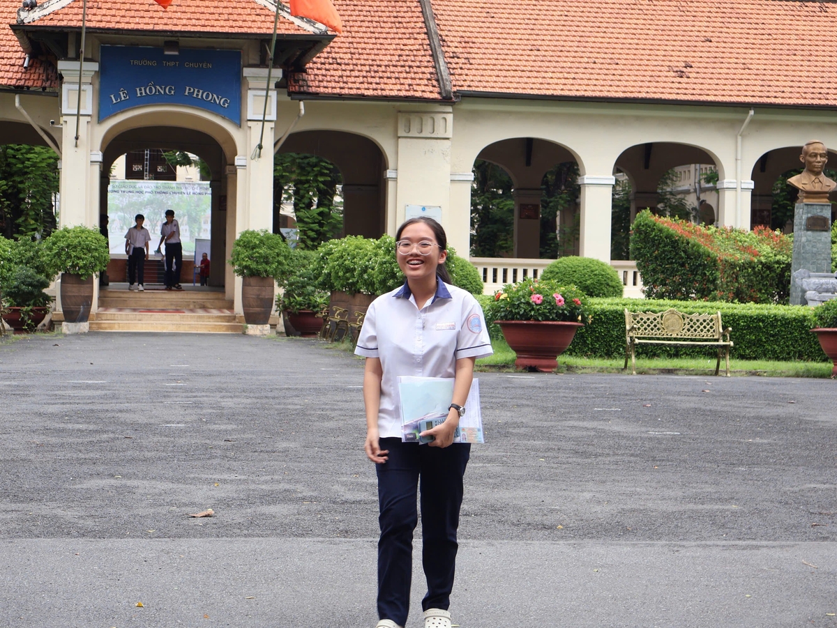 Kết thúc kỳ thi vào lớp 10 bằng môn Toán, nhiều thí sinh ra khỏi phòng thi bằng nụ cười tươi. Ảnh: HT. Kết thúc kỳ thi vào lớp 10 bằng môn Toán, nhiều thí sinh ra khỏi phòng thi bằng nụ cười tươi. Ảnh: HT.