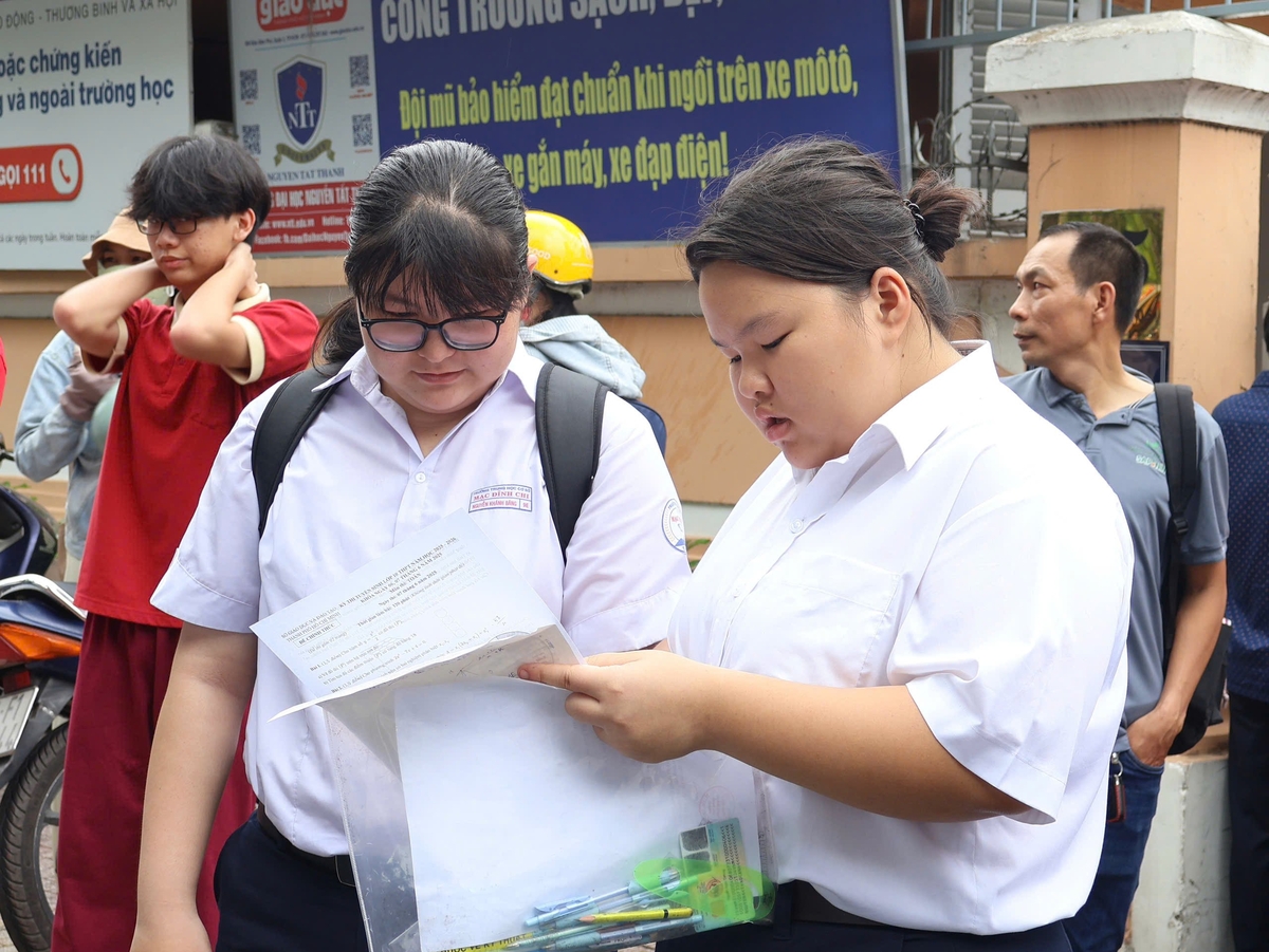 Các em ra khỏi phòng thi cùng xem lại đề và kiểm tra đáp án. Ảnh: HT. Các em ra khỏi phòng thi cùng xem lại đề và kiểm tra đáp án. Ảnh: HT.