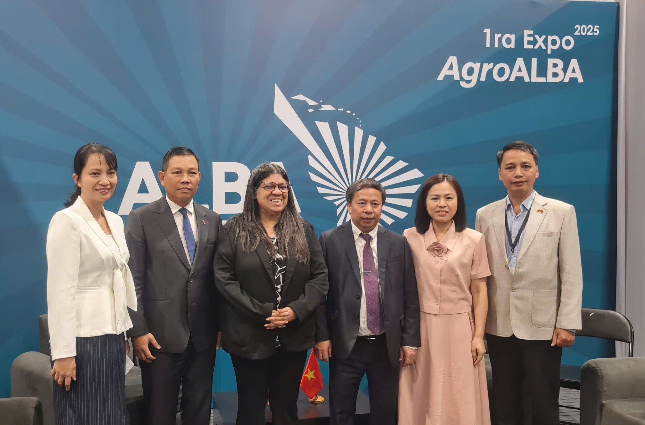 Đoàn công tác chụp ảnh lưu niệm với bà Tatiana Pugh, Thứ trưởng Bộ Ngoại giao Venezuela, nguyên Đại sứ Venezuela tại Việt Nam. Ảnh: ICD. Đoàn công tác chụp ảnh lưu niệm với bà Tatiana Pugh, Thứ trưởng Bộ Ngoại giao Venezuela, nguyên Đại sứ Venezuela tại Việt Nam. Ảnh: ICD.