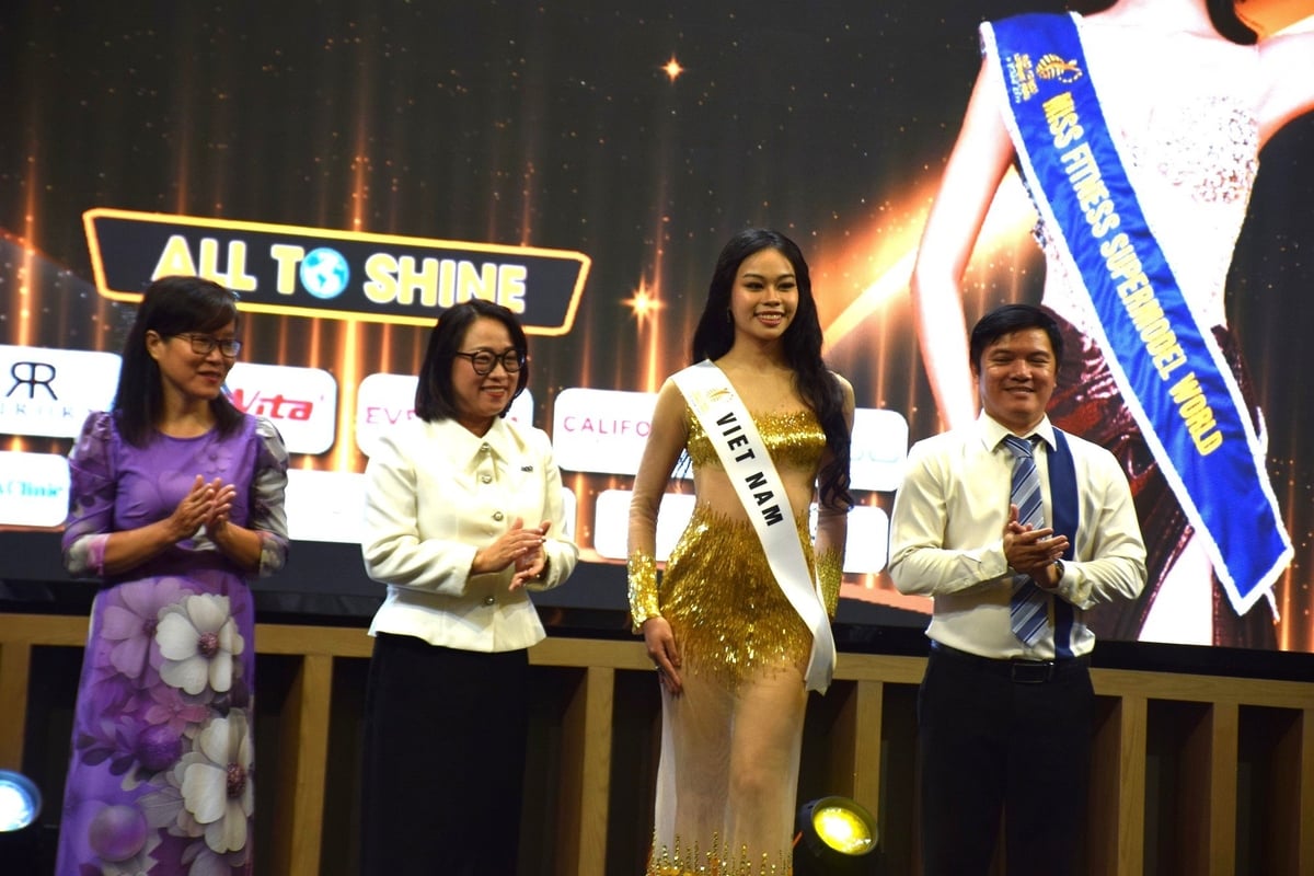 Ban tổ chức trao băng đeo cho nữ thí sinh Việt Nam. Ảnh: V.Đ.T. Ban tổ chức trao băng đeo cho nữ thí sinh Việt Nam. Ảnh: V.Đ.T.