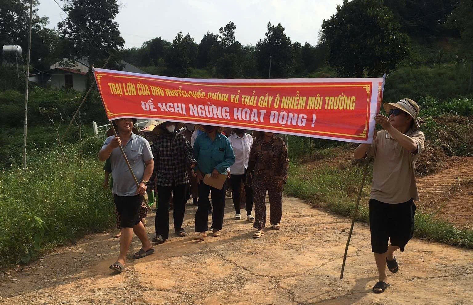 Người dân căng băng rôn yêu cầu trại lợn của ông Nguyễn Quốc Chính dừng hoạt động. Ảnh: QT. Người dân căng băng rôn yêu cầu trại lợn của ông Nguyễn Quốc Chính dừng hoạt động. Ảnh: QT.