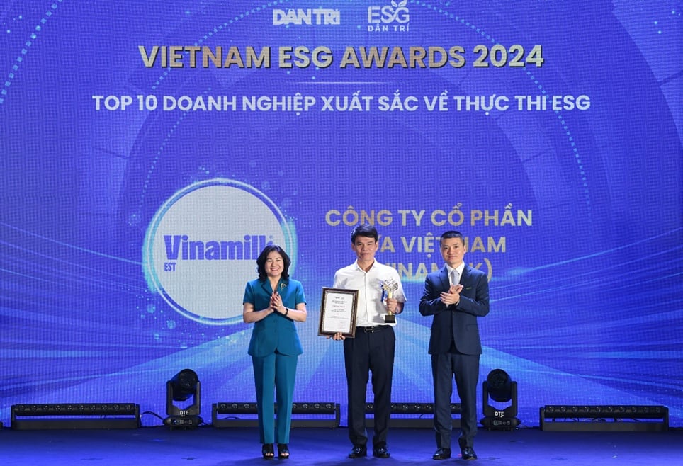 Vinamilk được vinh danh trong Top 10 doanh nghiệp xuất sắc về thực thi ESG 2024. Ảnh: Vinamilk. Vinamilk được vinh danh trong Top 10 doanh nghiệp xuất sắc về thực thi ESG 2024. Ảnh: Vinamilk.
