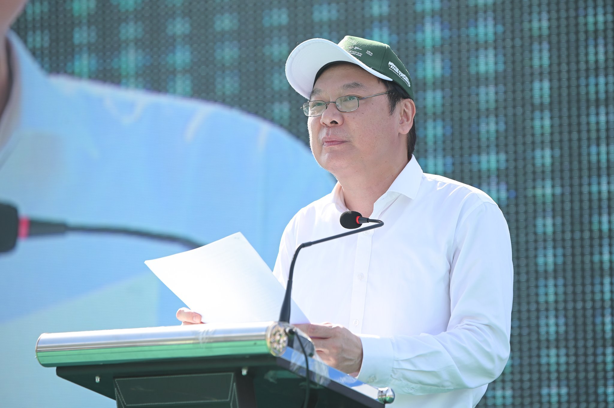 Thứ trưởng Bộ Nông nghiệp và Môi trường Lê Công Thành phát biểu tại Lễ Mít tinh hưởng ứng Ngày Môi trường thế giới (5/6) và Tháng hành động vì môi trường năm 2025 mới diễn ra tại thành phố Hạ Long, Quảng Ninh. Ảnh: Tùng Đinh. 