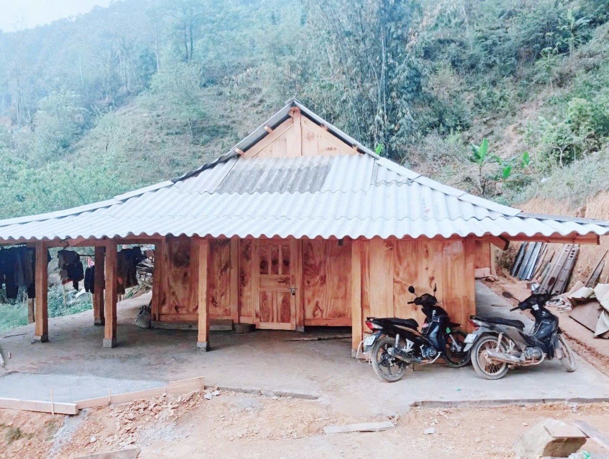 Ngôi nhà gỗ mới hoàn thành của gia đình ông Giàng A Sinh. Ảnh: Thanh Tiến.