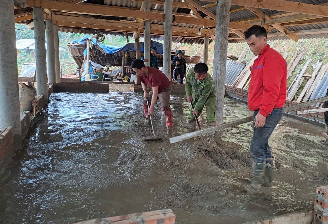 Ngoài kinh phí hỗ trợ của Nhà nước, cộng đồng dân cư địa phương đã giúp đỡ hàng ngàn ngày công lao động. Ảnh: Thanh Tiến.