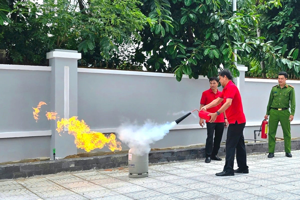 Cán bộ, nhân viên Agribank Kiên Giang thực hành xử lý tình huống khi có cháy nổ xảy ra. Ảnh: Minh Khương. Cán bộ, nhân viên Agribank Kiên Giang thực hành xử lý tình huống khi có cháy nổ xảy ra. Ảnh: Minh Khương.