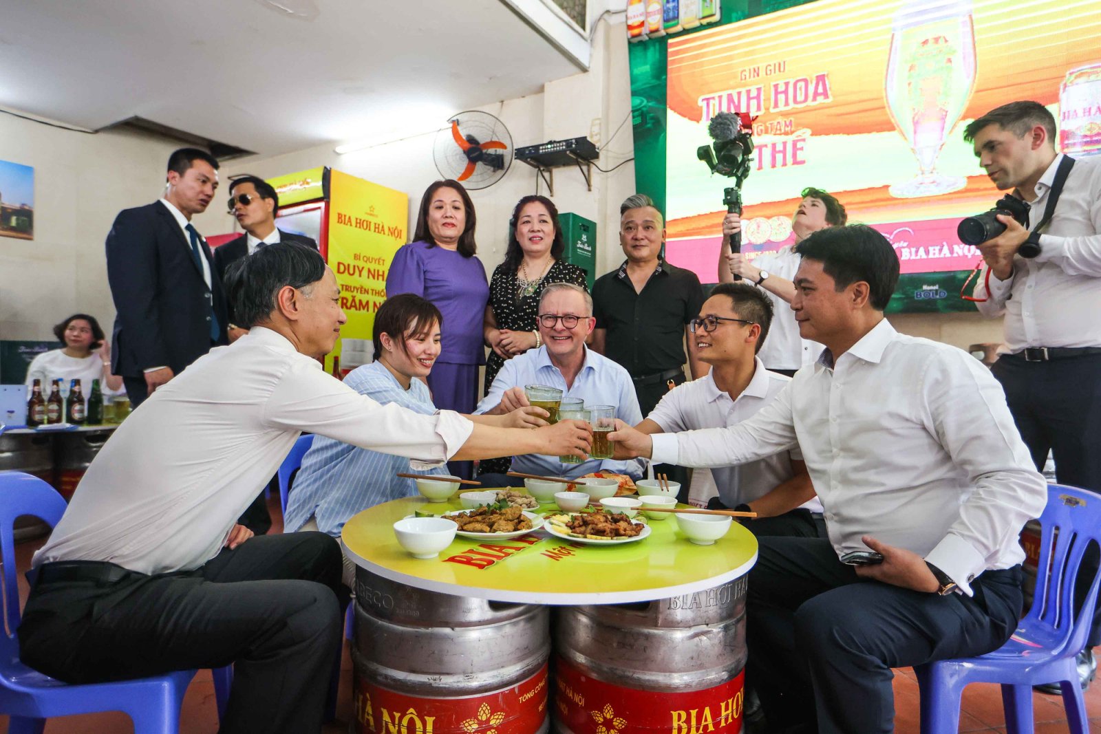 Thủ tướng Australia Anthony Albanese thưởng thức Bia hơi Hà Nội tại một quán ăn ở khu phố cổ Hà Nội trong chuyến thăm tới Việt Nam vào tháng 6/2023. Ảnh: Habeco. Thủ tướng Australia Anthony Albanese thưởng thức Bia hơi Hà Nội tại một quán ăn ở khu phố cổ Hà Nội trong chuyến thăm tới Việt Nam vào tháng 6/2023. Ảnh: Habeco.