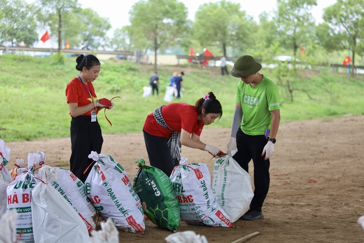 Sau khi thu gom, rác thải được các tình nguyện viên phân loại kỹ càng. Ảnh: Tường Vy. Sau khi thu gom, rác thải được các tình nguyện viên phân loại kỹ càng. Ảnh: Tường Vy.