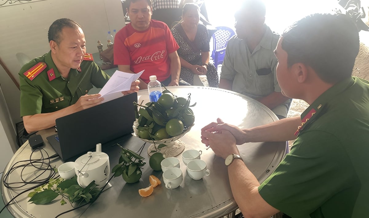 Công an tỉnh Trà Vinh đang làm việc với chủ cơ sở mổ heo. Ảnh: Công an tỉnh Trà Vinh. Công an tỉnh Trà Vinh đang làm việc với chủ cơ sở mổ heo. Ảnh: Công an tỉnh Trà Vinh.