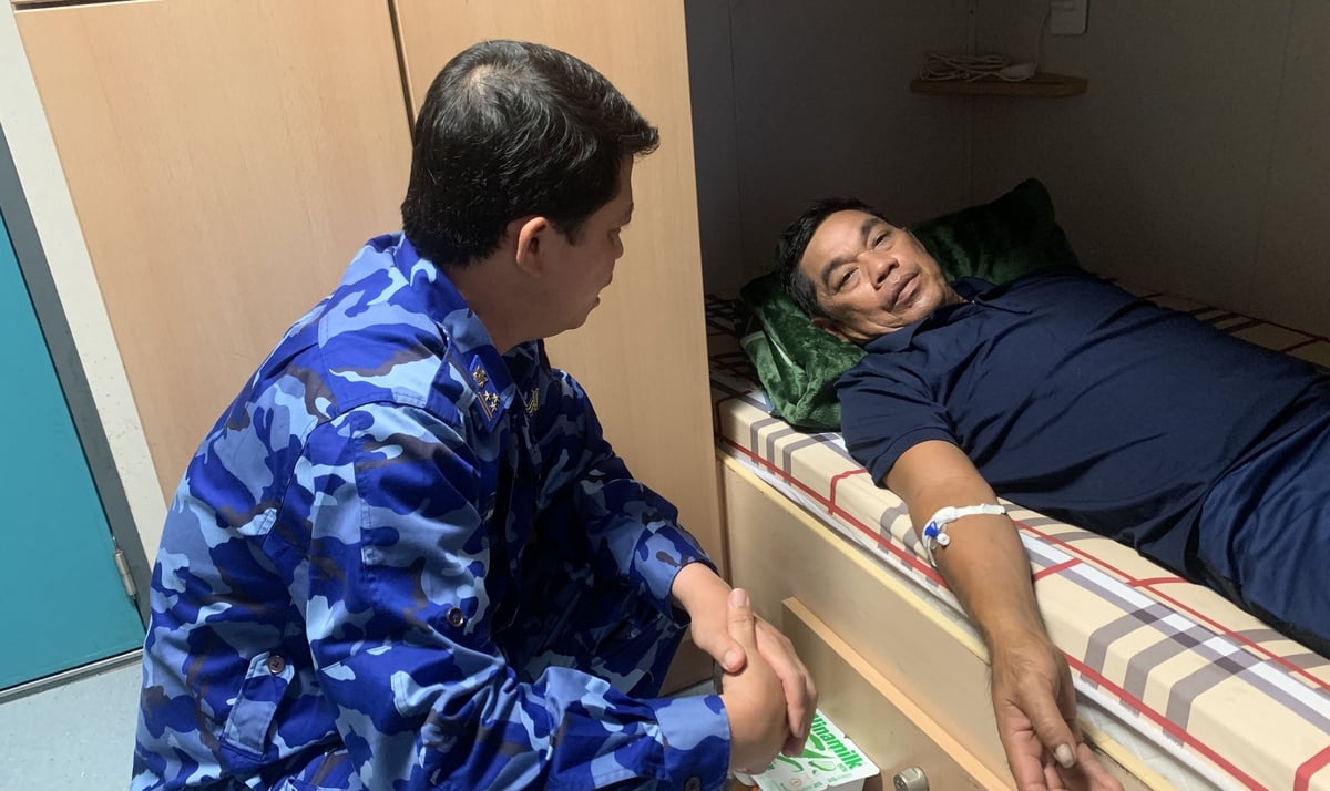 Ông Trần Công Nhanh nhanh chóng được cán bộ, chiến sĩ Bộ Tư lệnh Vùng Cảnh sát biển 3 đưa về đảo Trường Sa Lớn để tiếp tục điều trị. Ảnh: Đức Định.