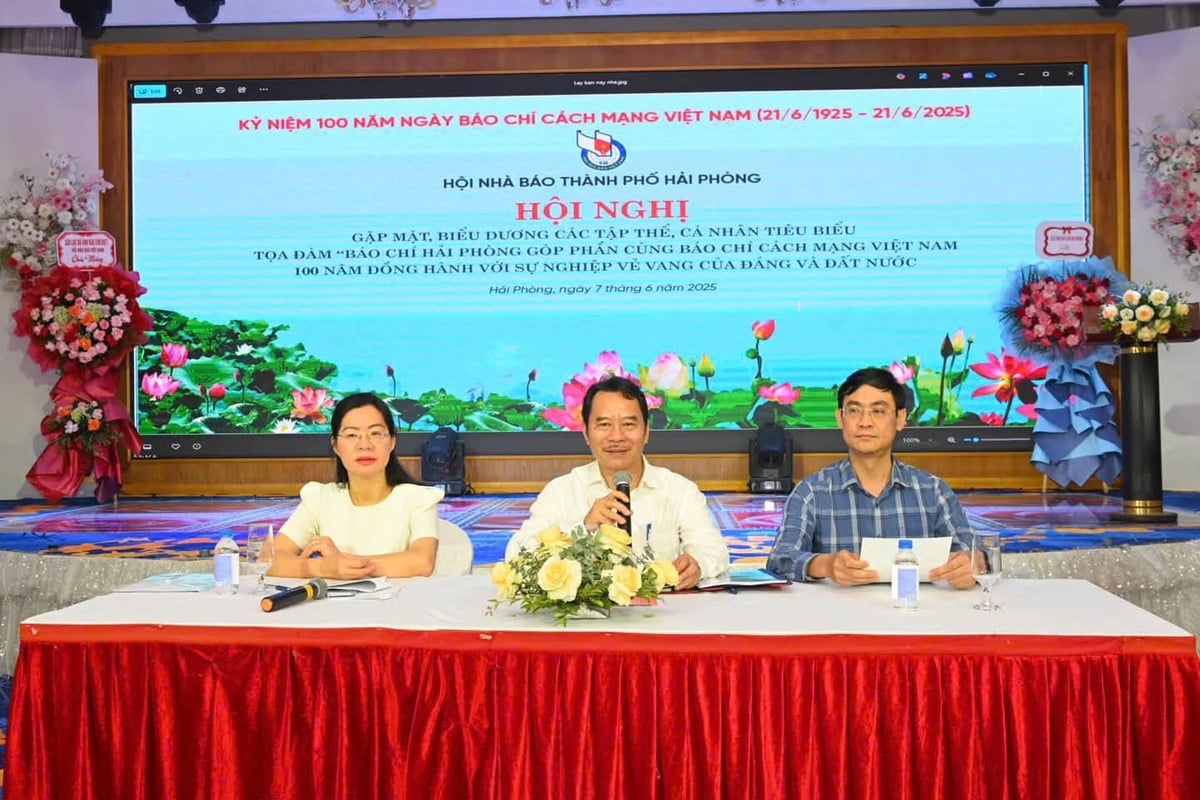 Ông Nguyễn Anh Tú (giữa ảnh) - Chủ tịch Hội Nhà báo Hải Phòng cùng 2 đại biểu đồng chủ trì Hội nghị. Ảnh: Hoàng Phước. Ông Nguyễn Anh Tú (giữa ảnh) - Chủ tịch Hội Nhà báo Hải Phòng cùng 2 đại biểu đồng chủ trì Hội nghị. Ảnh: Hoàng Phước.