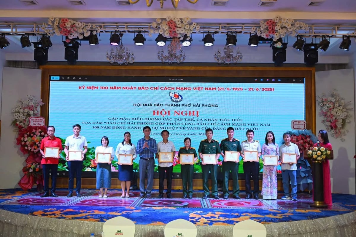 Hội Nhà báo Hải Phòng biểu dương 2 tập thể và 25 cá nhân tiêu biểu. Ảnh: Hoàng Phước. Hội Nhà báo Hải Phòng biểu dương 2 tập thể và 25 cá nhân tiêu biểu. Ảnh: Hoàng Phước.
