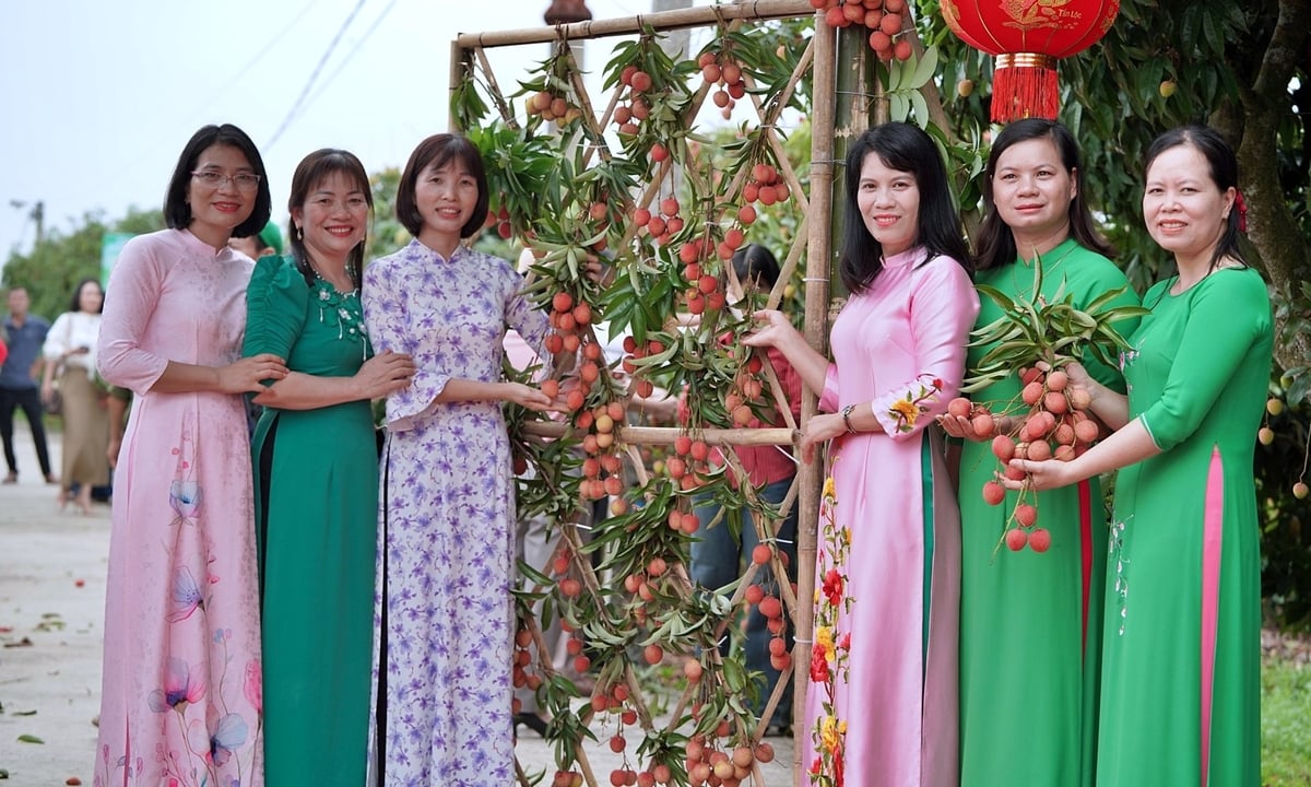 Không chỉ khai thác ở khía cạnh xuất bán nông sản, các vườn vải thiều Thanh Hà giờ còn là điểm đến du lịch, giúp người dân tăng thêm thu nhập. Ảnh: Bảo Thắng. Không chỉ khai thác ở khía cạnh xuất bán nông sản, các vườn vải thiều Thanh Hà giờ còn là điểm đến du lịch, giúp người dân tăng thêm thu nhập. Ảnh: Bảo Thắng.