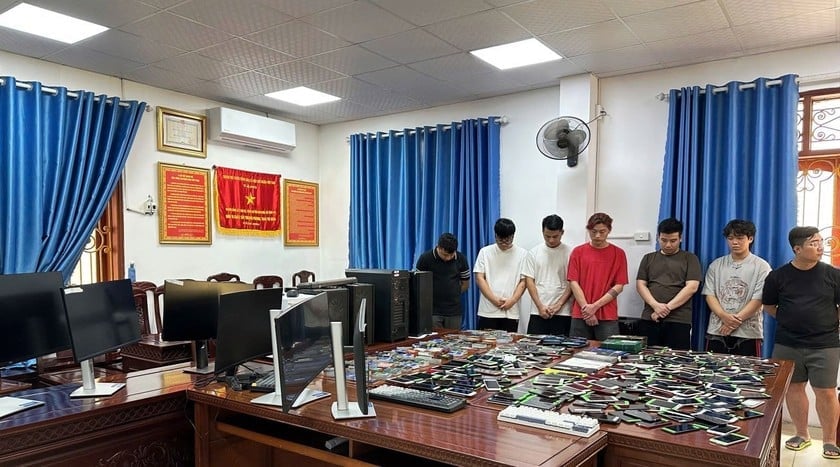Các đối tượng và tang vật thu giữ trong vụ án. Ảnh: Công an tỉnh Ninh Bình.