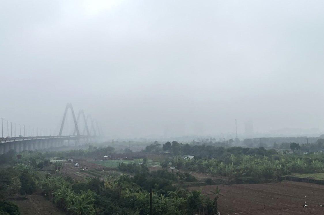 Khu vực nội thành Hà Nội nhìn từ cầu Nhật Tân như bị bao phủ bởi một màn sương mù. Ảnh chụp lúc 8h30 sáng ngày 19/2/2025. Ảnh: Trung Nguyên. Khu vực nội thành Hà Nội nhìn từ cầu Nhật Tân như bị bao phủ bởi một màn sương mù. Ảnh chụp lúc 8h30 sáng ngày 19/2/2025. Ảnh: Trung Nguyên.