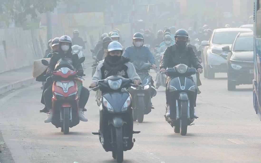 Người di chuyển ngoài đường nên đeo khẩu trang để phòng các bệnh hô hấp khi không khí hiện đang ô nhiễm nặng, sáng 2/1/2025. Ảnh: Hoàng Hiếu/TTXVN. Người di chuyển ngoài đường nên đeo khẩu trang để phòng các bệnh hô hấp khi không khí hiện đang ô nhiễm nặng, sáng 2/1/2025. Ảnh: Hoàng Hiếu/TTXVN.