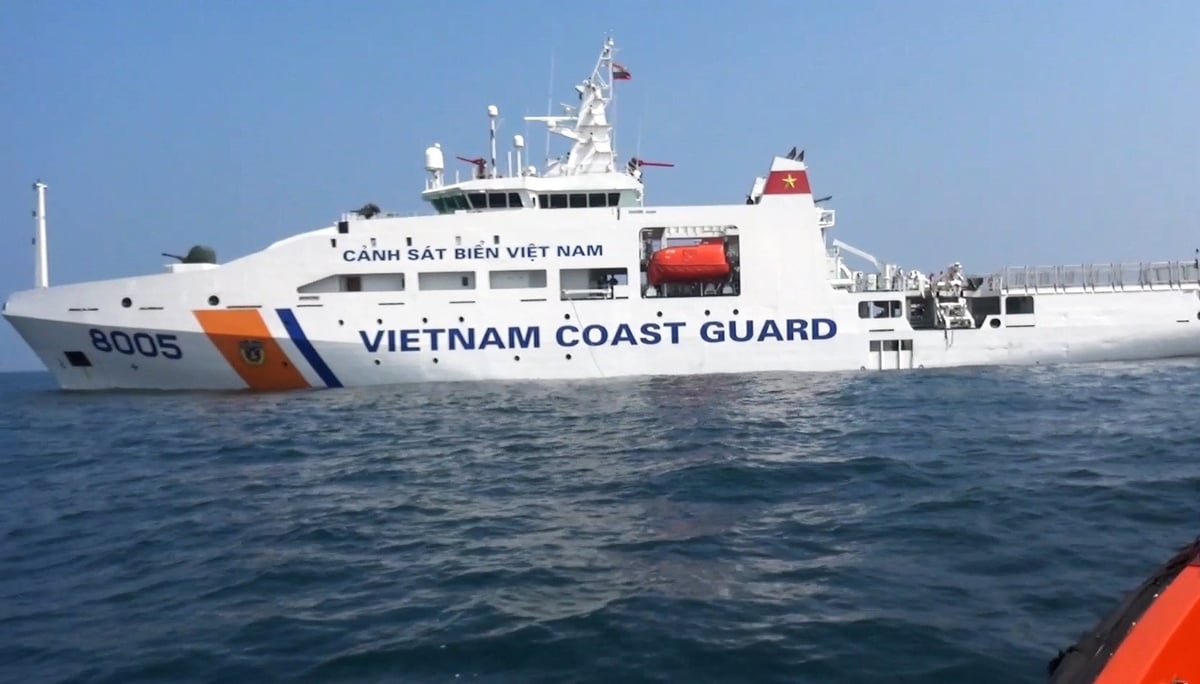 Tàu cảnh sát biển 8005 hỗ trợ y tế khẩn cấp, đưa ngư dân bị nghi viêm ruột thừa khi đang đánh bắt trên biển Trường Sa. Ảnh: Đức Định.
