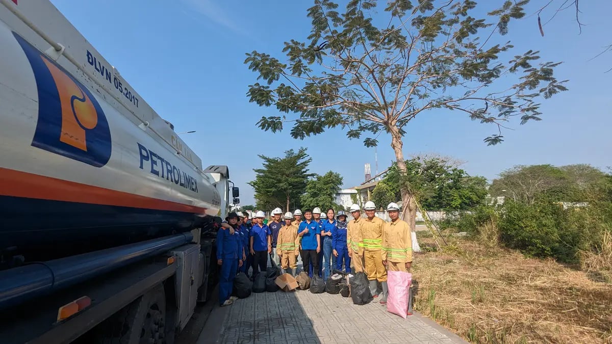 Các chương trình như 'Ngày thứ Bảy tình nguyện', 'Ngày Chủ nhật xanh' đã được triển khai tại nhiều địa phương, thể hiện cam kết mạnh mẽ của Petrolimex trong việc bảo vệ môi trường và xây dựng hình ảnh doanh nghiệp gắn liền với trách nhiệm xã hội. Ảnh: PV. Các chương trình như 'Ngày thứ Bảy tình nguyện', 'Ngày Chủ nhật xanh' đã được triển khai tại nhiều địa phương, thể hiện cam kết mạnh mẽ của Petrolimex trong việc bảo vệ môi trường và xây dựng hình ảnh doanh nghiệp gắn liền với trách nhiệm xã hội. Ảnh: PV.