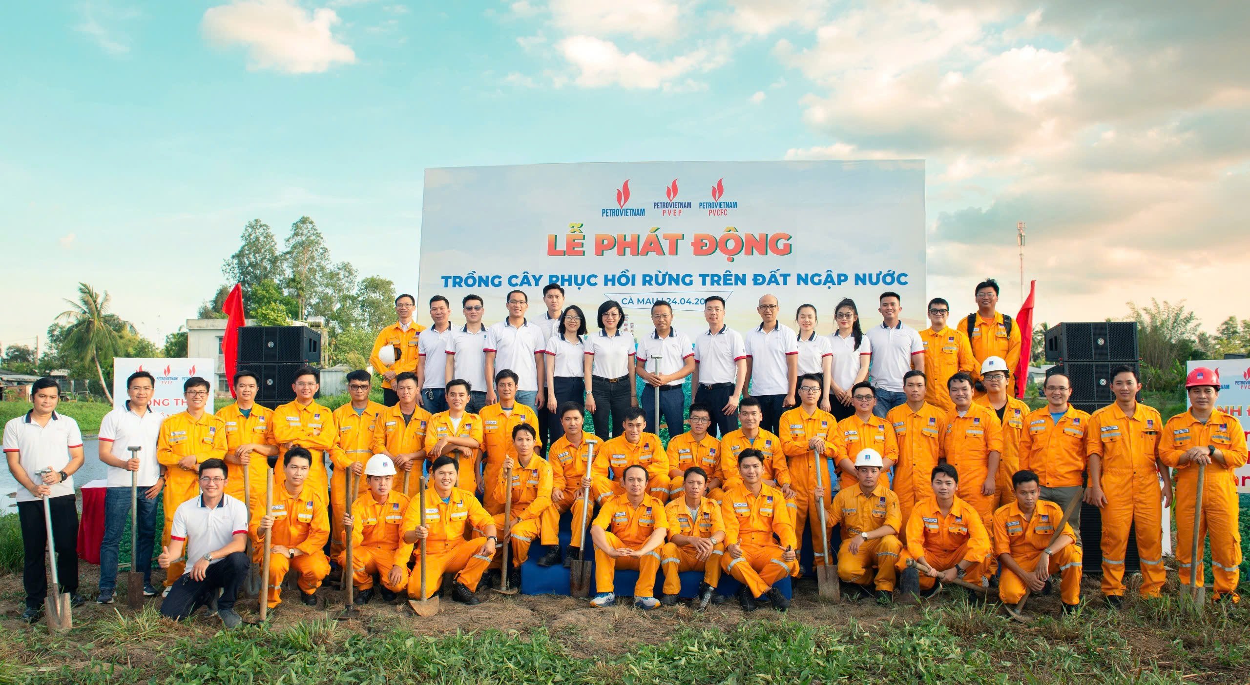 Petrovietnam tổ chức Lễ phát động trồng cây phục hồi rừng trên đất ngập nước tại Cà Mau. Ảnh: PV. Petrovietnam tổ chức Lễ phát động trồng cây phục hồi rừng trên đất ngập nước tại Cà Mau. Ảnh: PV.
