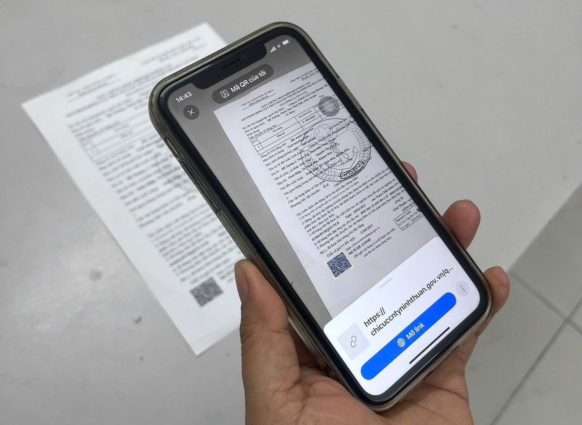 Thao tác quét mã QR trên điện thoại đăng ký thủ tục kiểm dịch tôm giống. Ảnh: PC. Thao tác quét mã QR trên điện thoại đăng ký thủ tục kiểm dịch tôm giống. Ảnh: PC.