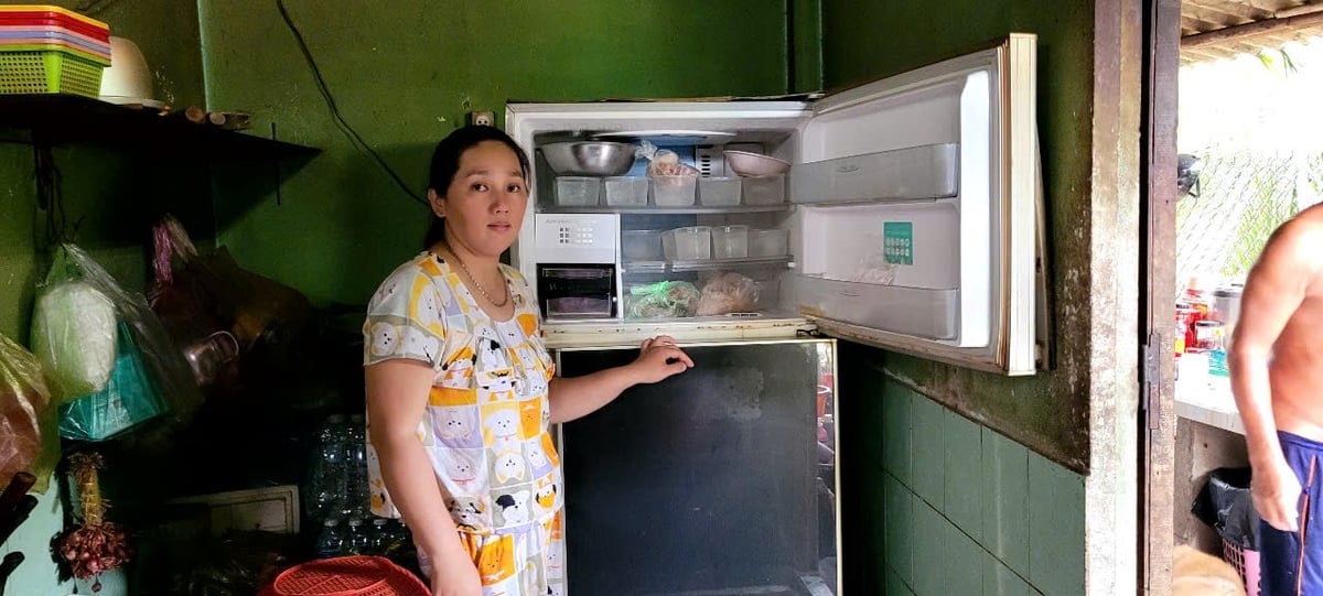 Thống kê thiệt hại gồm 7 tủ lạnh, 3 máy lạnh, 1 tivi, 2 quạt trần, 1 quạt đứng, 2 máy lọc nước. Ảnh: Minh Đảm. Thống kê thiệt hại gồm 7 tủ lạnh, 3 máy lạnh, 1 tivi, 2 quạt trần, 1 quạt đứng, 2 máy lọc nước. Ảnh: Minh Đảm.