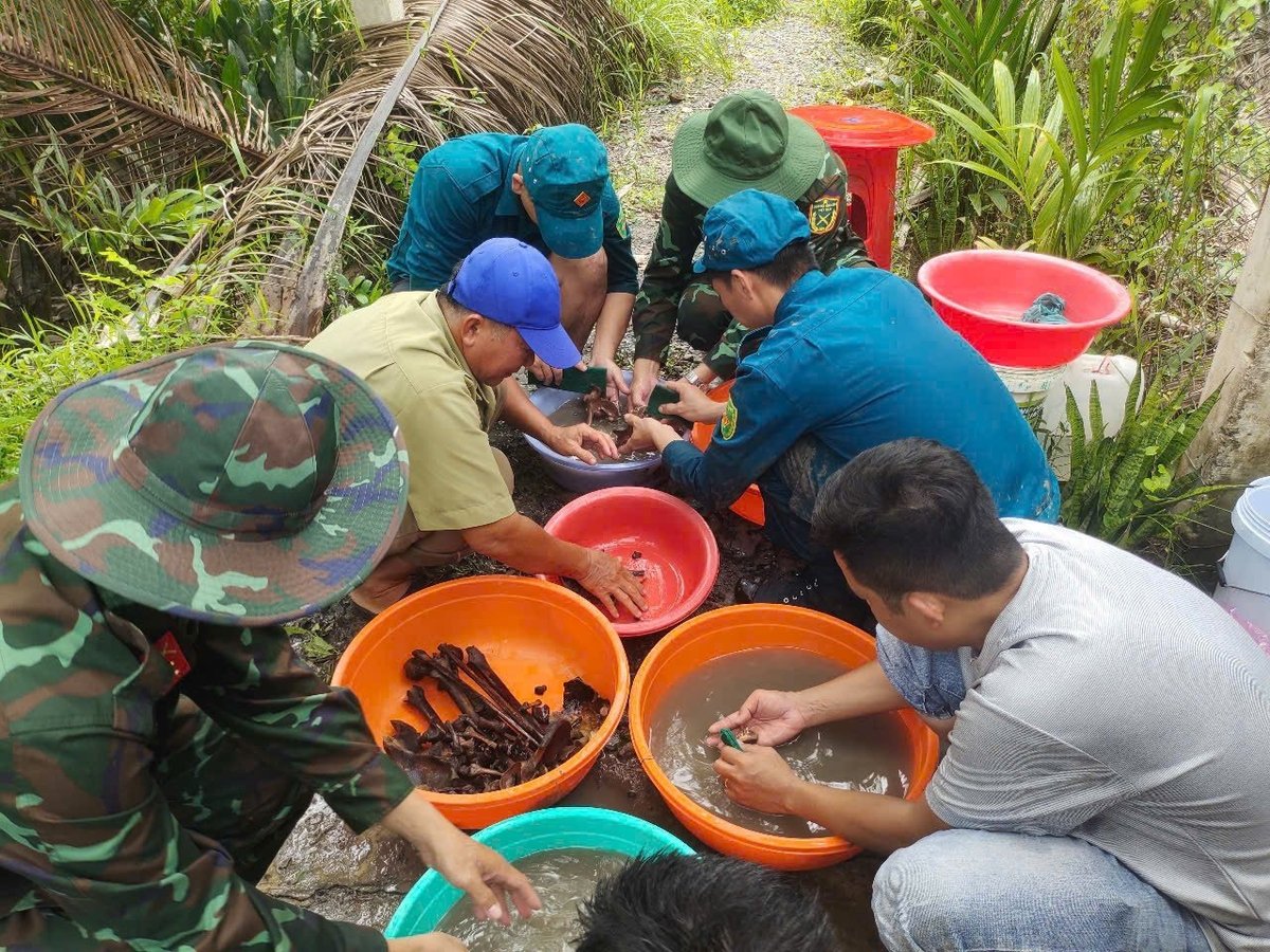 Dù mưa to nhưng lực lượng làm nhiệm vụ đã tích cực tìm kiếm quy tập được 27 bộ hài cốt liệt sĩ. Ảnh: Minh Đảm. Dù mưa to nhưng lực lượng làm nhiệm vụ đã tích cực tìm kiếm quy tập được 27 bộ hài cốt liệt sĩ. Ảnh: Minh Đảm.