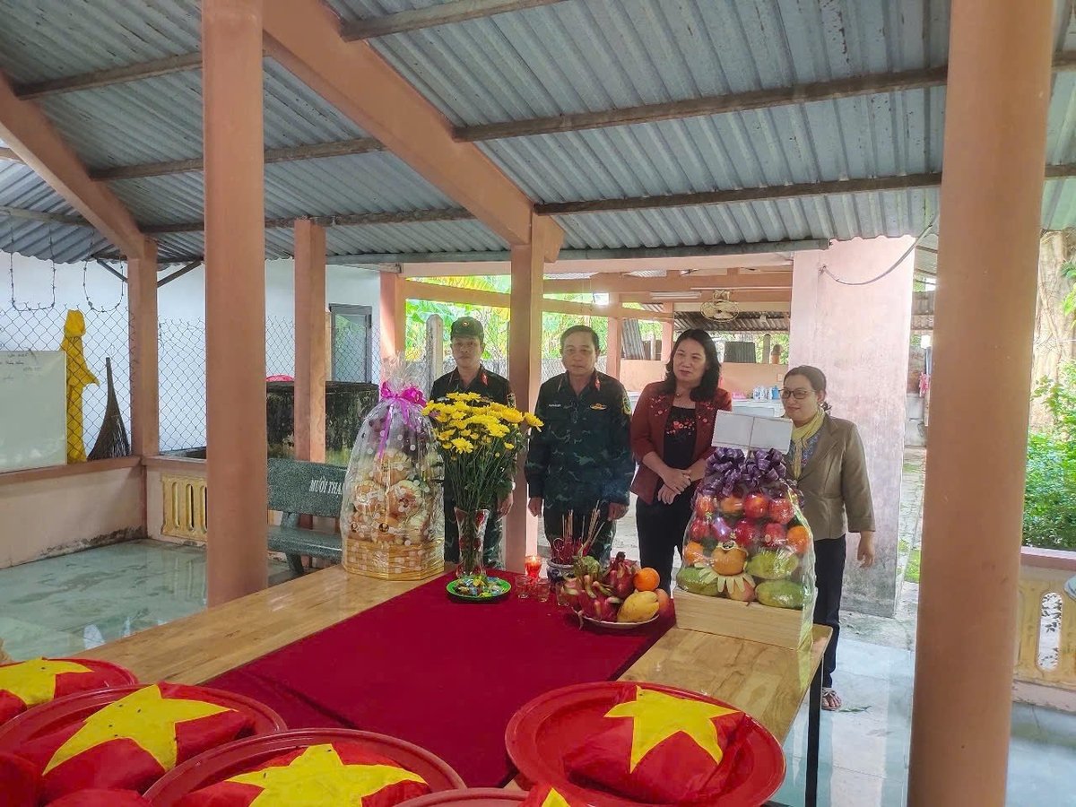 Bà Nguyễn Thị Bé Mười (thứ 2 từ phải sang), Phó Chủ tịch UBND tỉnh Bến Tre thắp hương cho các liệt sĩ. Ảnh: Minh Đảm. Bà Nguyễn Thị Bé Mười (thứ 2 từ phải sang), Phó Chủ tịch UBND tỉnh Bến Tre thắp hương cho các liệt sĩ. Ảnh: Minh Đảm.