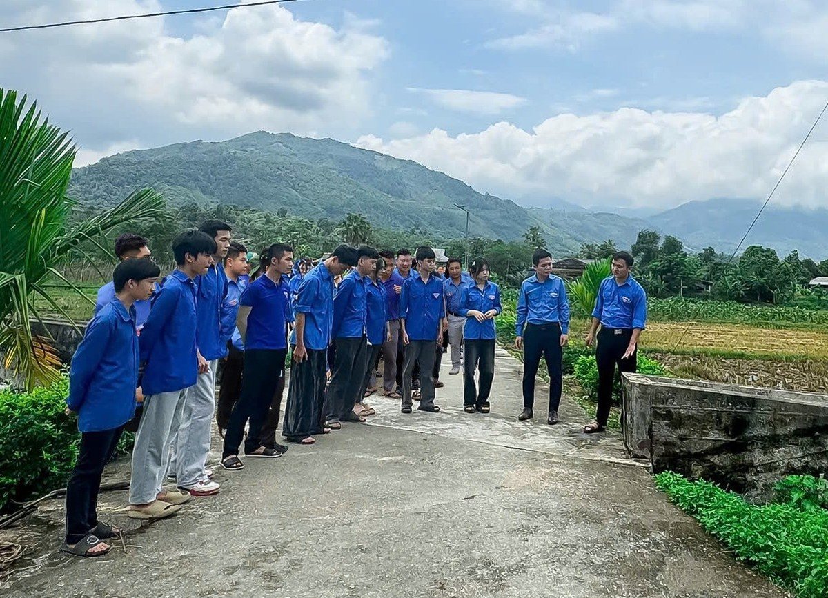 Các đoàn viên thanh niên tham gia chuyến tham quan thực tế tại huyện Vị Xuyên. Ảnh: HG.