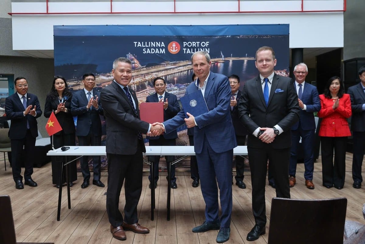 Thủ tướng Phạm Minh Chính chứng kiến Tổng công ty Hàng hải Việt Nam (VIMC) trao đổi và ký thoả thuận (MOU) về hợp tác chuyển giao công nghệ vận hành cảng thông minh với Cảng Talinn. Ảnh: VIMC. Thủ tướng Phạm Minh Chính chứng kiến Tổng công ty Hàng hải Việt Nam (VIMC) trao đổi và ký thoả thuận (MOU) về hợp tác chuyển giao công nghệ vận hành cảng thông minh với Cảng Talinn. Ảnh: VIMC.