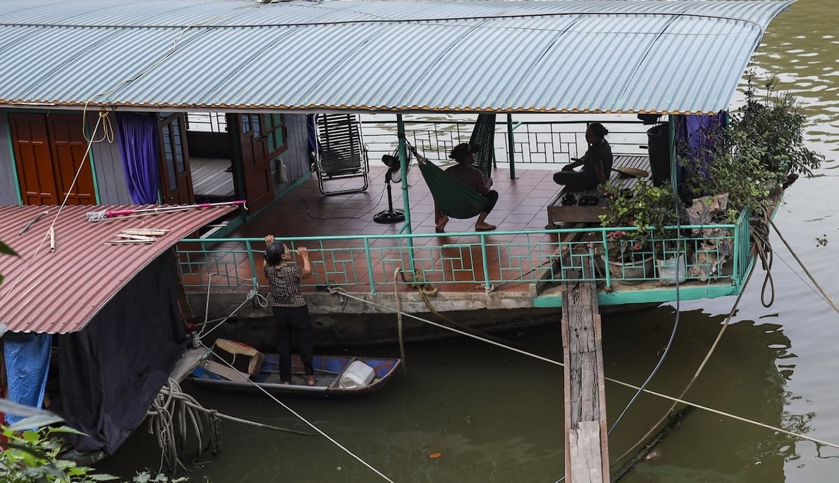 Cuộc sống bấp bênh của 139 hộ dân làng chài Nguyệt Đức chờ được lên bờ. Ảnh: Kiên Trung. Cuộc sống bấp bênh của 139 hộ dân làng chài Nguyệt Đức chờ được lên bờ. Ảnh: Kiên Trung.