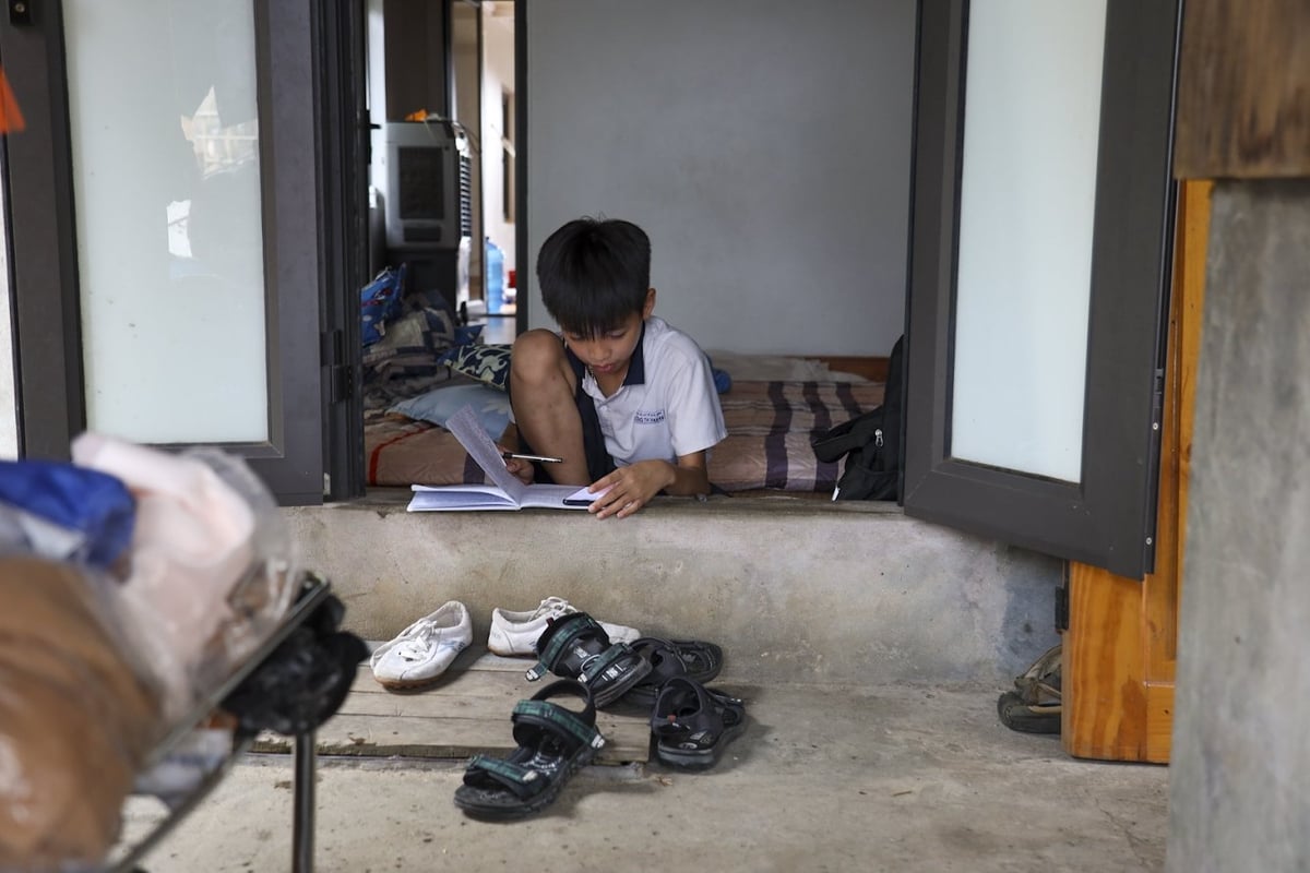 Góc học tập của cháu bé này là bậu cửa trên chiếc thuyền. Ảnh: Kiên Trung. Góc học tập của cháu bé này là bậu cửa trên chiếc thuyền. Ảnh: Kiên Trung.