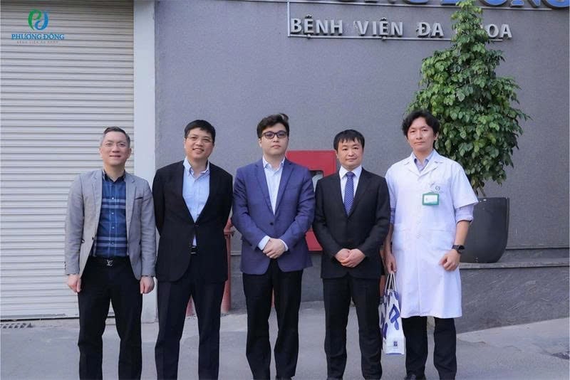 Các đại biểu chụp hình lưu niệm tại Bệnh viện Đa khoa Phương Đông. Ảnh: Intracom. Các đại biểu chụp hình lưu niệm tại Bệnh viện Đa khoa Phương Đông. Ảnh: Intracom.