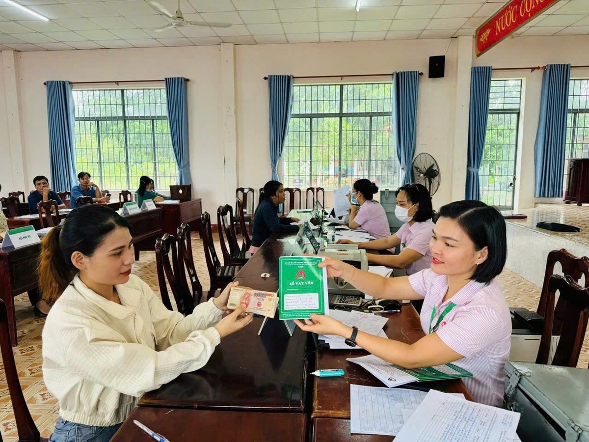 Hội Nông dân xã Long Hà phối hợp Phòng giao dịch Ngân hàng CSXH huyện Phú Riềng giải ngân vốn cho nông dân. Ảnh: Trần Trung. Hội Nông dân xã Long Hà phối hợp Phòng giao dịch Ngân hàng CSXH huyện Phú Riềng giải ngân vốn cho nông dân. Ảnh: Trần Trung.