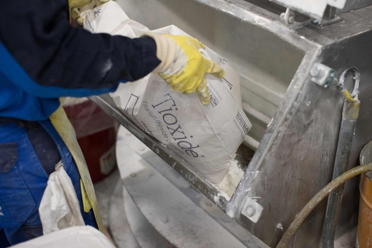 Titanium dioxide dưới dạng bột, được sử dụng trên dây chuyền sản xuất bên trong nhà máy sơn tại Hà Lan. Ảnh: Getty. Titanium dioxide dưới dạng bột, được sử dụng trên dây chuyền sản xuất bên trong nhà máy sơn tại Hà Lan. Ảnh: Getty.