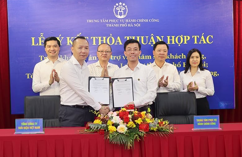 Đại diện Tổng công ty Bưu điện Việt Nam và Trung tâm phục vụ Hành chính công TP. Hà Nội ký kết thỏa thuận hợp tác triển khai cung ứng nhân lực hỗ trợ người dân thực hiện thủ tục hành chính. Ảnh: VNP. Đại diện Tổng công ty Bưu điện Việt Nam và Trung tâm phục vụ Hành chính công TP. Hà Nội ký kết thỏa thuận hợp tác triển khai cung ứng nhân lực hỗ trợ người dân thực hiện thủ tục hành chính. Ảnh: VNP.