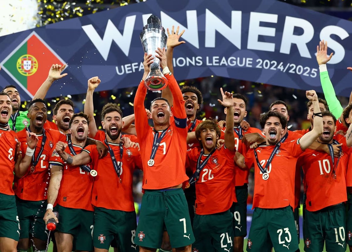 Cristiano Ronaldo cùng đồng đội nâng cúp vô địch UEFA Nations League 2025. Ảnh: AP. Cristiano Ronaldo cùng đồng đội nâng cúp vô địch UEFA Nations League 2025. Ảnh: AP.