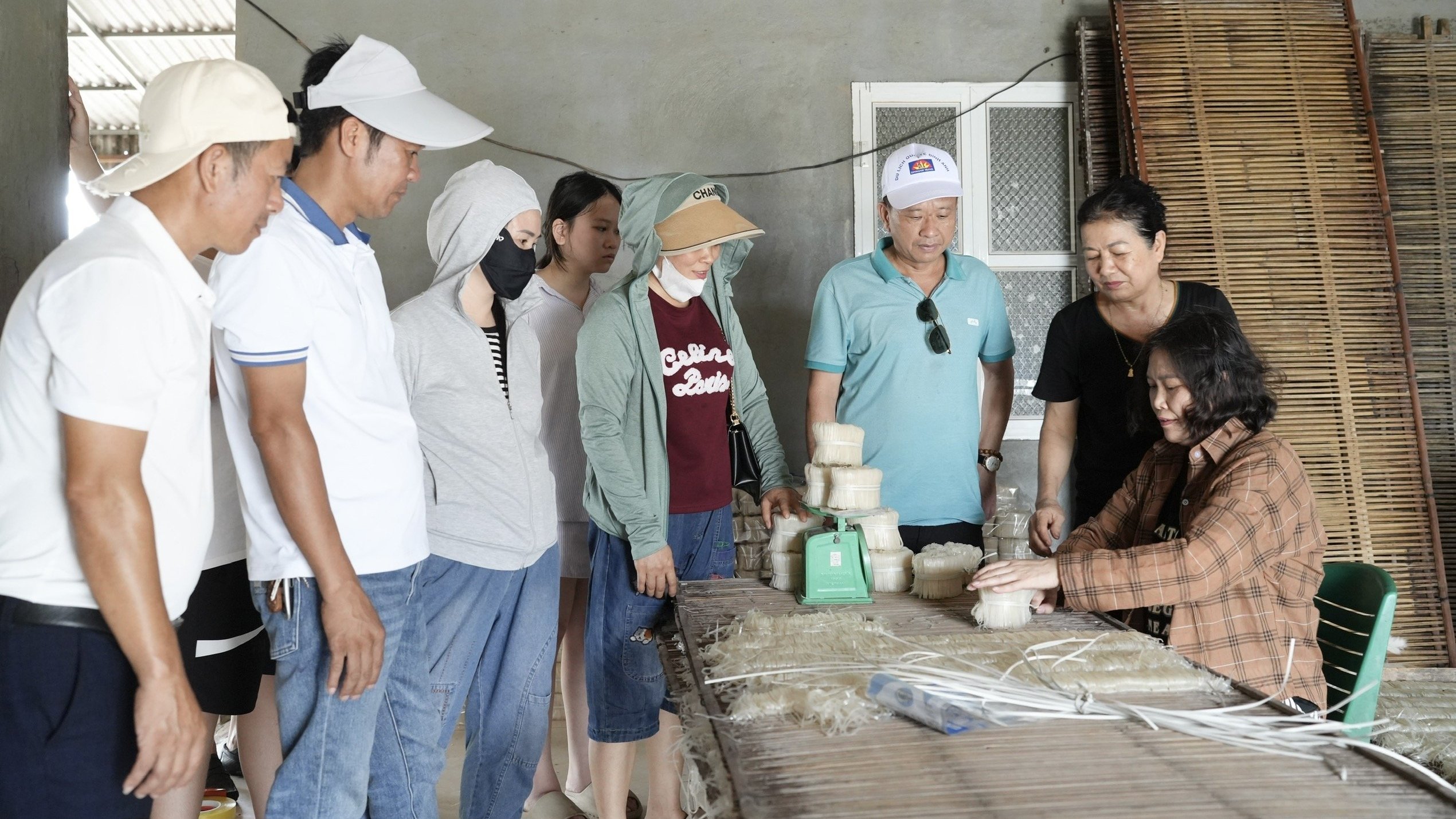 Tại làng nghề Thủ Dương, du khách được trực tiếp trải nghiệm các công đoạn như cắt sợi, bó mỳ. Ảnh: Phạm Minh. Tại làng nghề Thủ Dương, du khách được trực tiếp trải nghiệm các công đoạn như cắt sợi, bó mỳ. Ảnh: Phạm Minh.