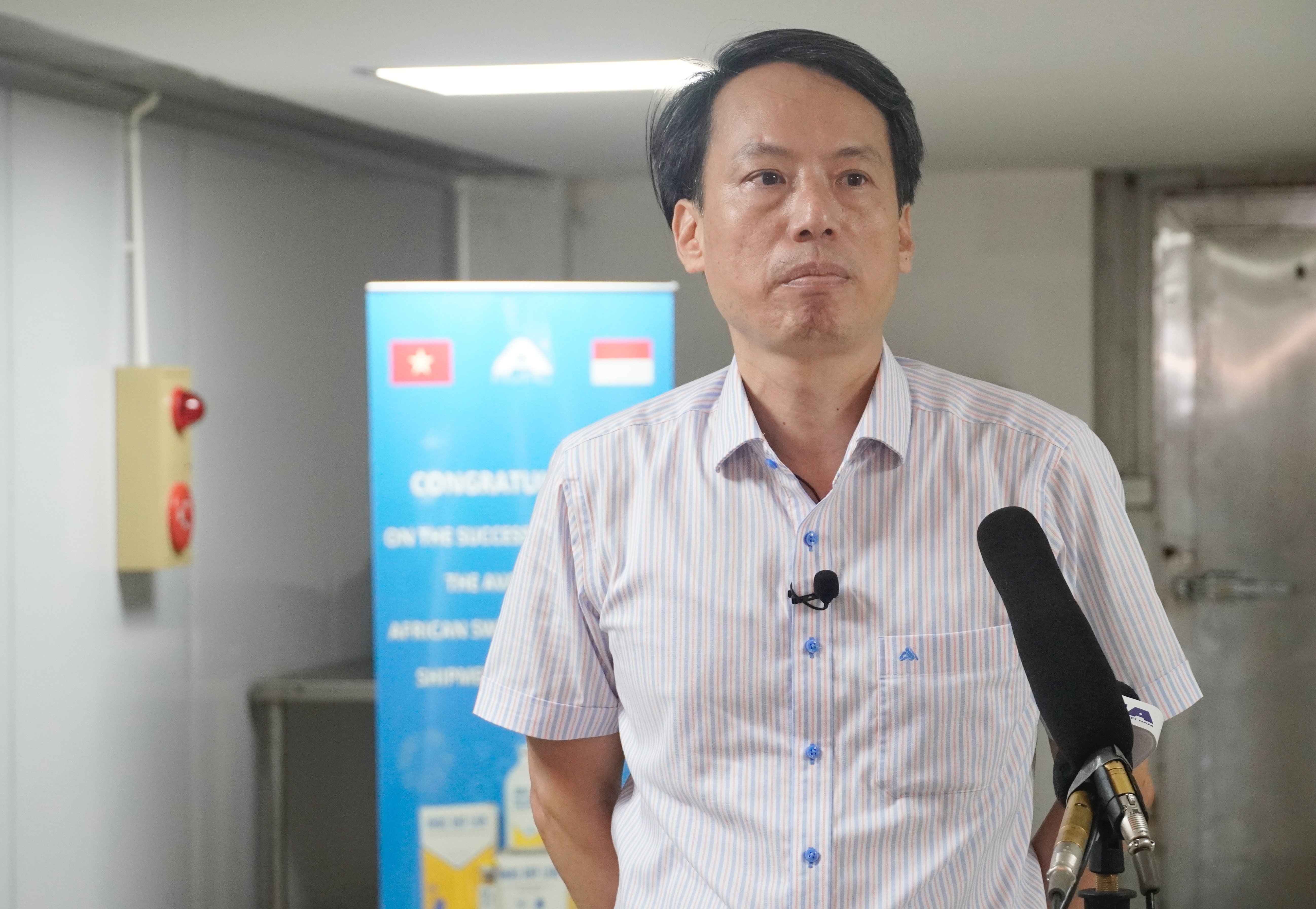 Ông Lê Toàn Thắng, Trưởng phòng Quản lý thuốc thú y, Cục Chăn nuôi và Thú y (Bộ Nông nghiệp và Môi trường) cho biết, việc Indonesia nhập khẩu vaccine ASF của Việt Nam là cơ hội để khẳng định vị thế vaccine thú y Việt Nam trên bản đồ quốc tế. Ảnh: Hồng Thắm. Ông Lê Toàn Thắng, Trưởng phòng Quản lý thuốc thú y, Cục Chăn nuôi và Thú y (Bộ Nông nghiệp và Môi trường) cho biết, việc Indonesia nhập khẩu vaccine ASF của Việt Nam là cơ hội để khẳng định vị thế vaccine thú y Việt Nam trên bản đồ quốc tế. Ảnh: Hồng Thắm.
